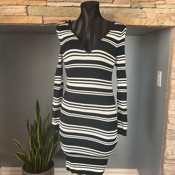 Kendall & Kylie Stretch Knit Bodycon Sweater Dress Preppy Stripe Black White L - Picture 1 of 10